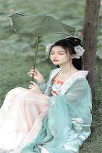 文章全文穿成暴躁反派后，他被女配贴贴了